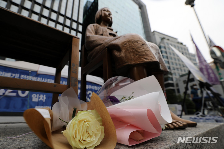 [서울=뉴시스] 백동현 기자 = 세계 일본군 위안부 기림일 10주년이었던 지난 8월14일 오후 서울 종로구 옛 일본대사관 앞에 설치된 평화의 소녀상 앞에 꽃이 놓여 있다. 2022.08.14. livertrent@newsis.com