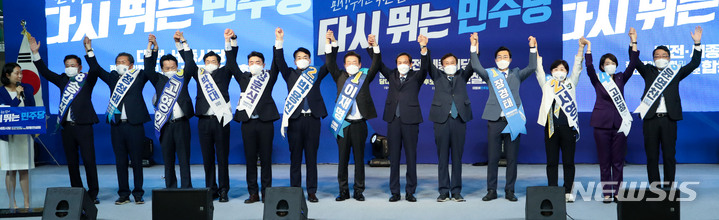 [대전=뉴시스] 김선웅 기자 = 더불어민주당 당대표, 최고위원 후보들이 14일 대전 중구 한밭종합운동장 충무체육관에서 열린 더불어민주당 제5차 정기전국대의원대회 대전·세종 당대표·최고위원 후보 합동연설회에서 인사를 하고 있다. 2022.08.14. mangusta@newsis.com