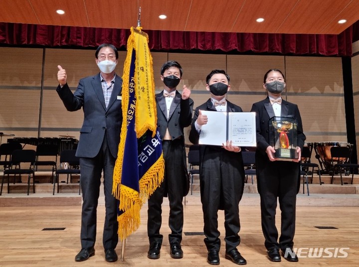 [함양=뉴시스] 홍정명 기자= 지난 12일 함양군 함양문화예술회관 대공연장에서 열린 '제5회 대한민국 학생오케스트라 페스티벌' 최종 결선 경연에서 학교 부문 대상을 차지한 경북 구미왕산초등학교 학생오케스트라 대표들이 기념촬영을 하고 있다.(사진=경남도교육청 제공) 2022.08.15. photo@newsis.com