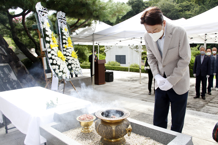 [전주=뉴시스] 한훈 기자 = 전북 전주시는 15일 제77주년 광복절을 맞아 송천동의 독립운동추념탑에서 참배행사를 가졌다. 사진은 우범기 전주시장이 참배하는 장면이다.(사진=전주시 제공).2022.08.15.  photo@newsis.com *재판매 및 DB 금지