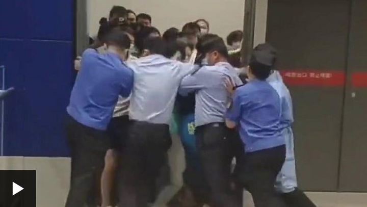 [서울=뉴시스]상하이의 한 이케아(IKEA) 매장에서 지난 13일 시 당국의 매장을 격리하려 하자 쇼핑객들이 탈출을 시도하는 등 혼란이 빚어졌다고 BBC가 15일 보도했다. 닫힌 문을 강제로 열고 탈출하려는 쇼핑객들이 이를 막으려는 경비원들과 몸싸움을 하는 모습. <사진 출처 : BBC 동영상> 2022.8.15