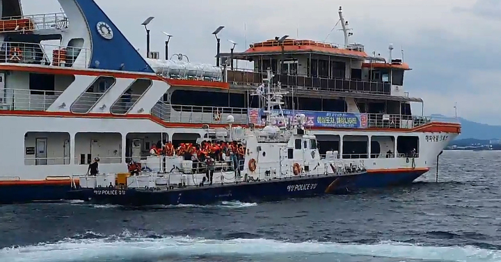 [강릉=뉴시스] 김경목 기자 = 15일 오후 승객 83명이 속초해양경찰서 소속 경비함정으로 옮겨 탔다. (사진=속초해양경찰서 제공) 2022.08.15. photo@newsis.com *재판매 및 DB 금지