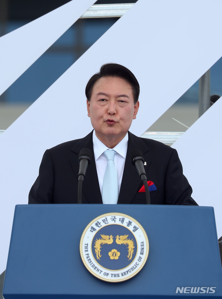 [서울=뉴시스] 홍효식 기자 = 윤석열 대통령이 15일 서울 용산 대통령실 잔디마당에서 열린 제77주년 광복절 경축식에서 경축사를 하고 있다. 2022.08.15. yesphoto@newsis.com