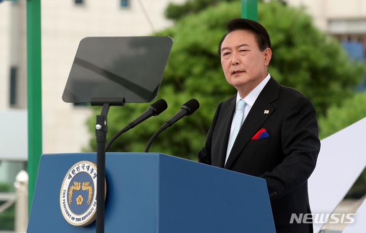 [서울=뉴시스] 홍효식 기자 = 윤석열 대통령이 15일 서울 용산 대통령실 잔디마당에서 열린 제77주년 광복절 경축식에서 경축사를 하고 있다. 2022.08.15. yesphoto@newsis.com
