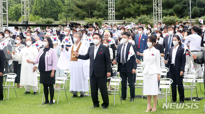 [서울=뉴시스] 홍효식 기자 = 윤석열 대통령과 부인 김건희 여사가 15일 서울 용산 대통령실 잔디마당에서 열린 제77주년 광복절 경축식에서 태극기를 흔들며 광복절 노래를 제창하고 있다. 2022.08.15. yesphoto@newsis.com