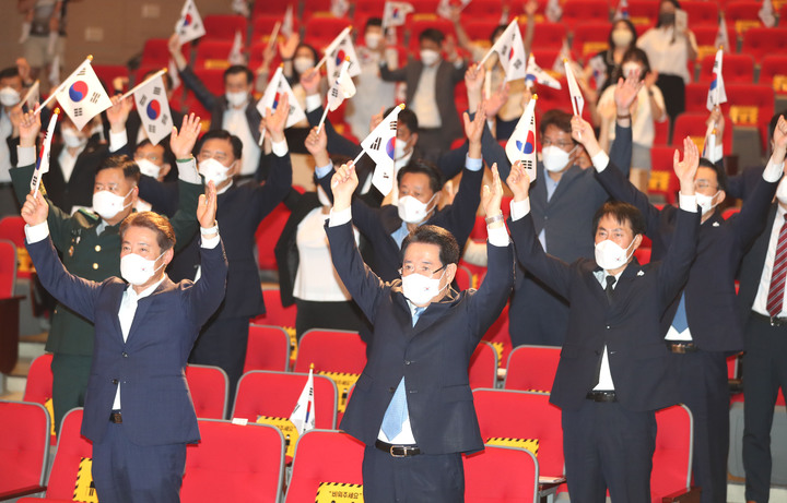 [무안=뉴시스]이창우 기자=제77주년 광복절 경축식이 15일 전남도청 김대중강당에서 열린 가운데 김영록 전남도지사(앞줄 가운데), 전경선 전남도의회 부의장, 독립유공자 후손, 기관 단체장 등 참석자들이 광복절 노래 제창 이후 만세삼창을 하고 있다. (사진=전남도 제공) 2022.08.15. photo@newsis.com *재판매 및 DB 금지