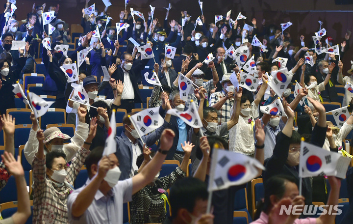 [대구=뉴시스] 지난해 8월 15일 오전 대구 달서구 성당동 문화예술회관 팔공홀에서 열린 ‘제77주년 광복절 경축식’에서 참석자들이 만세삼창을 하고 있다. 뉴시스DB. 2023.08.14. photo@newsis.com