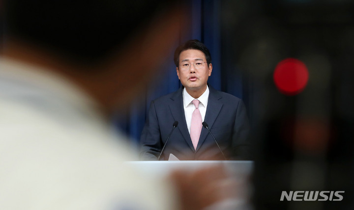 [서울=뉴시스] 홍효식 기자 = 김태효 국가안보실 제1차장이 15일 오후 서울 용산 대통령실 청사 브리핑룸에서 윤석열 대통령의 광복절 경축사 관련 브리핑을 하고 있다. 2022.08.15. yesphoto@newsis.com