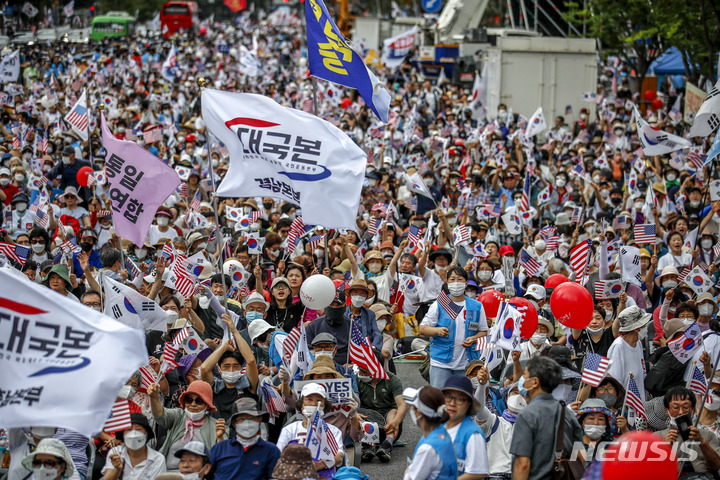 [서울=뉴시스] 정병혁 기자 = 15일 오후 서울 종로구 세종대로에서 열린 8.15 자유통일 일천만 국민대회에서 참석자들이 구호를 외치고 있다. 2022.08.15. jhope@newsis.com