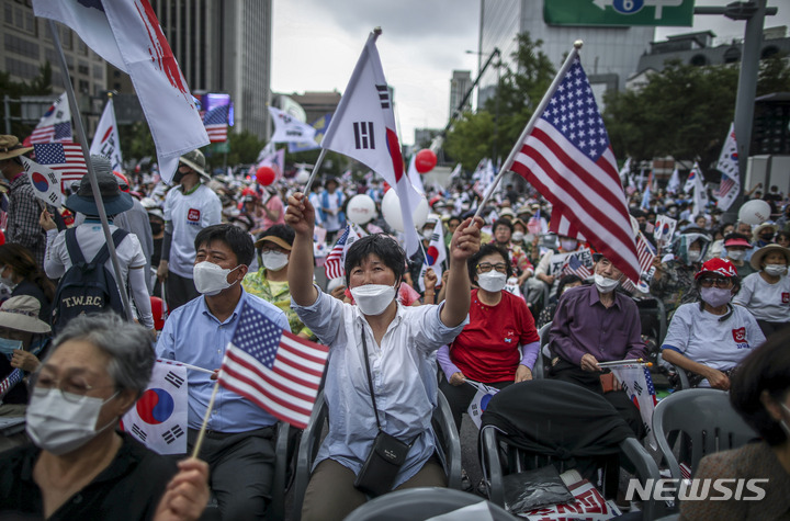 [서울=뉴시스] 정병혁 기자 = 15일 오후 서울 종로구 세종대로에서 열린 8.15 자유통일 일천만 국민대회에서 참석자들이 태극기와 성조기를 흔들고 있다. 2022.08.15. jhope@newsis.com