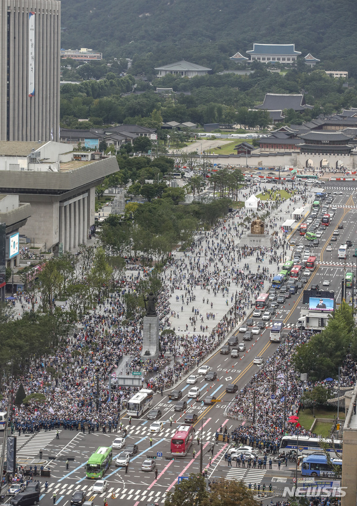 [서울=뉴시스] 정병혁 기자 = 15일 오후 서울 종로구 세종대로가 8.15 자유통일 일천만 국민대회 참석자들로 붐비고 있다. 2022.08.15. jhope@newsis.com