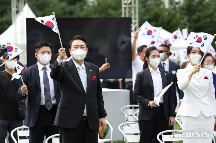 [서울=뉴시스] 윤석열 대통령이 오는 15일 열릴 제78주년 광복절 경축식에 내놓을 메시지를 놓고 고심 중이다. 사진은 지난해 광복절 서울 용산 대통령실 잔디마당에서 열린 제77주년 광복절 경축식에서 태극기를 흔드는 윤 대통령의 모습. 2023.08.11.