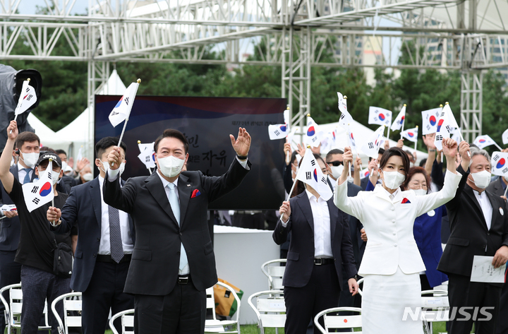 [서울=뉴시스] 윤석열 대통령은 15일 제78주년 광복절 경축사에서 '자유'와 '미래'를 강조하며 독립운동의 의미를 되새길 것으로 알려졌다. 사진은 지난해 광복절 경축식에서 윤 대통령과 김건희 여사가 태극기를 흔드는 모습. 2023.08.14. 