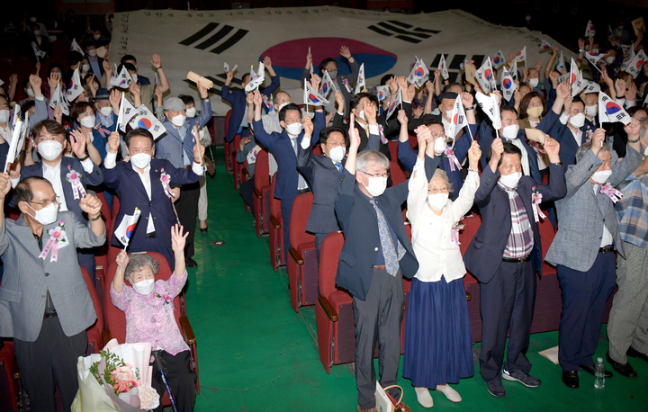 [광주=뉴시스] 15일 오전 광주극장에서 열린 제77주년 광복절 경축식에 참석한 강기정 광주시장과 독립유공자, 시민들이 만세 삼창을 외치고 있다. (사진=광주시 제공) 2022.08.15. photo@newsis.com *재판매 및 DB 금지