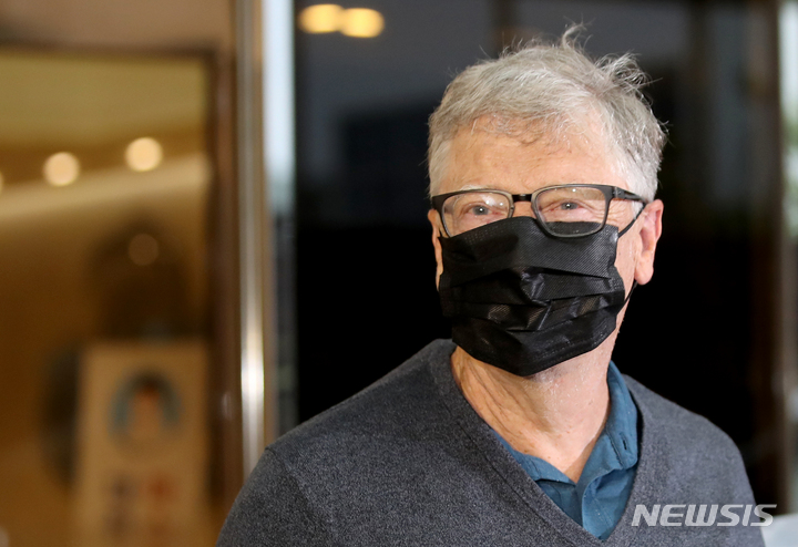 [서울=뉴시스] 백동현 기자 = 빌 게이츠 마이크로소프트(MS) 창업자가 지난 15일 오후 서울 강서구 김포공항 비즈니스항공센터를 통해 입국한 뒤 차량에 탑승하기 위해 이동하고 있다. (공동취재사진) 2022.08.15. photo@newsis.com
