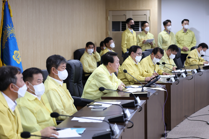 [서울=뉴시스] 윤석열 대통령이 15일 서울 용산 대통령실 국가위기관리센터에서 집중호우 대비 및 복구상황 점검회의를 주재하고 있다. (사진=대통령실 제공) 2022.08.15. photo@newsis.com *재판매 및 DB 금지