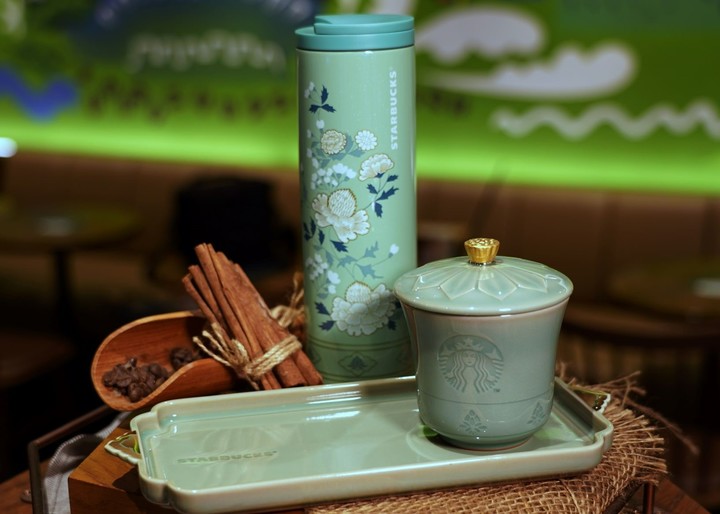 [강진=뉴시스] 배상현기자=스타벅스 2022년 광복절 기념 강진청자 상품. 2022.08.16 (사진스타벅스 제공)praxis@newsis.com *재판매 및 DB 금지