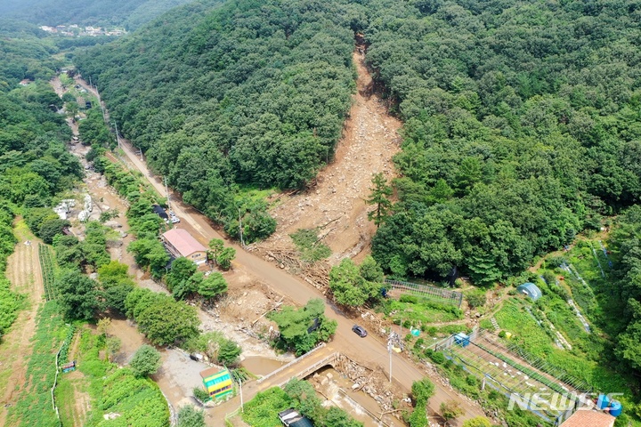 [광주(경기)=뉴시스]경기 광주시가 드론으로 수해 피해상황 살피고 있다(남한산성면 오전리 산174 일원)