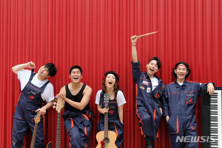 [대구=뉴시스]김정화 기자 = 달서아트센터 상주단체 정기공연 첫 무대로 성서산업단지를 배경으로 코리아 드림을 꿈꾸는 이주 노동자들의 이야기인 밴드 뮤지컬 ‘그대 이름은 장미’가 오른다. (사진 = 달서아트센터 제공) 2022.08.16. photo@newsis.com