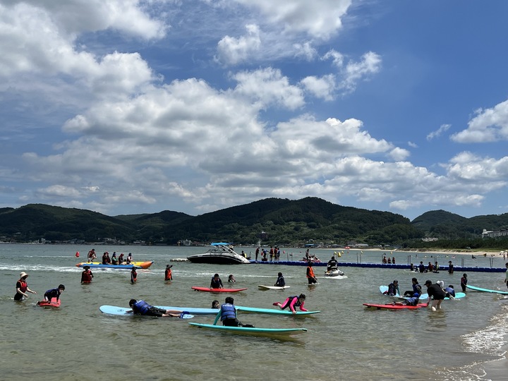 [포항=뉴시스] 강진구 기자 = 경북 포항시체육회(회장 나주영)는 최근 도구해수욕장 일원에서 열린 사회적 배려계층 대상 '2022 해양레저스포츠 체험교육'이 성황리에 마무리됐다고 16일 밝혔다.사진은 체험행사 전경.(사진=포항시체육회 제공) 2022.08.16.photo@newsis.com *재판매 및 DB 금지