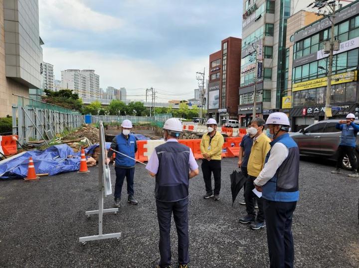 [부산=뉴시스] 17일 새벽 부산지역에 호우특보가 예상되고 있는 가운데 부산시 고위 공무원들이 일제히 현장 점검에 나서는 등 피해 예방 총력태세에 들어갔다. 이병진 행정부시장이 이날 오후 3시 동래구 명륜동 온천2지구 우수저류시설 설치공사 현장을 방문해 점검하고 있다.(사진=부산시 제공)_ *재판매 및 DB 금지