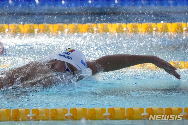 [로마=AP/뉴시스] 유럽수영선수권대회 남자 자유형 200m 결승에서 역영하는 다비드 포포비치. 2022.08.15