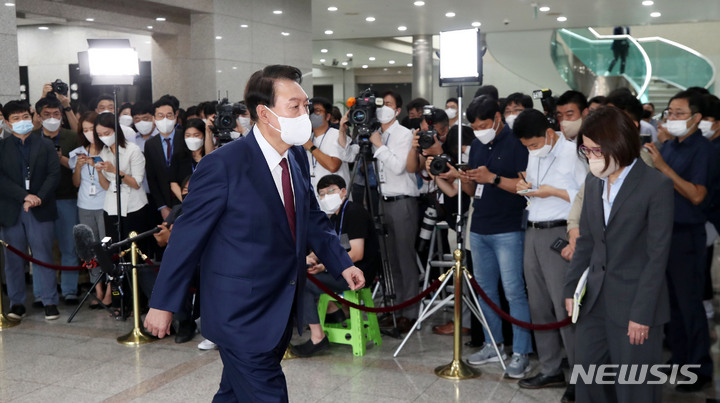 [서울=뉴시스] 홍효식 기자 = 윤석열 대통령이 16일 서울 용산 대통령실 청사로 출근하며 취재진 질문에 답한 뒤 집무실로 향하고 있다. 2022.08.16. yesphoto@newsis.com