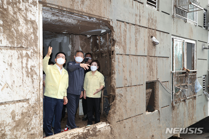 [서울=뉴시스] 권창회 기자 = 이상민 행정안전부 장관이 지난달 16일 오전 서울 구로구 개웅산 인근 아파트를 방문해 집중호우로 인한 산사태 피해상황을 확인하고 있다. 2022.08.16. kch0523@newsis.com