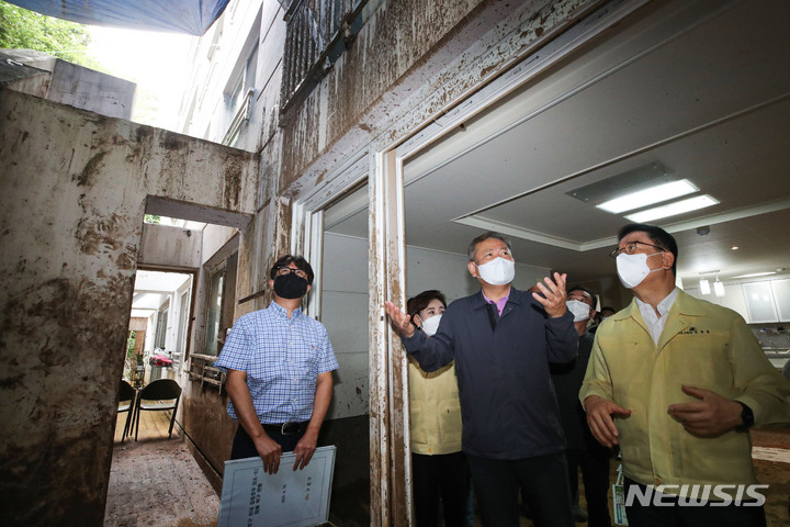 [서울=뉴시스] 권창회 기자 = 이상민 행정안전부 장관이 16일 오전 서울 구로구 개웅산 인근 아파트를 방문해 집중호우로 인한 산사태 피해상황을 확인하고 있다. 2022.08.16. kch0523@newsis.com