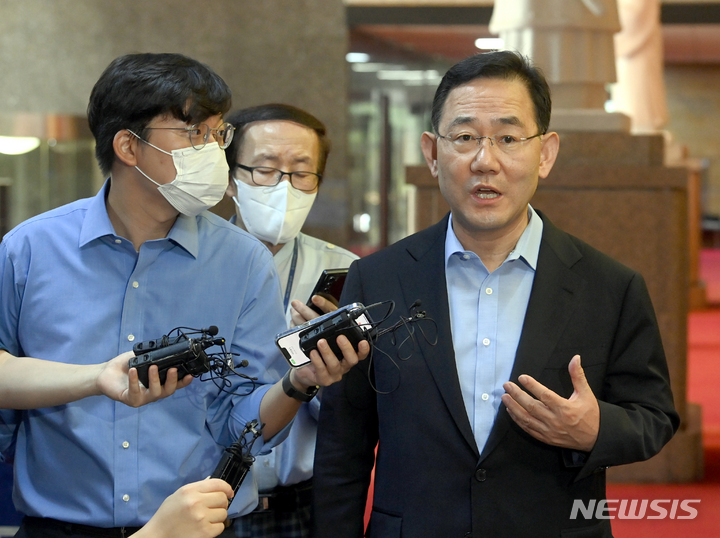 [서울=뉴시스] 전진환 기자 = 주호영 국민의힘 비상대책위원장이 16일 오전 국회 출근길에 기자들의 질문에 답변하고 있다. (공동취재사진) 2022.08.16. photo@newsis.com