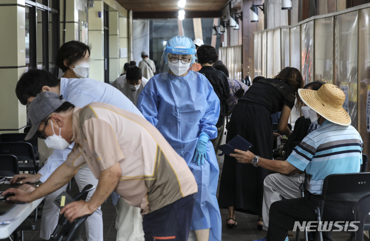 [서울=뉴시스] 김근수기자 = 국내 코로나19 일일 확진자 수가 8만4128명을 기록한 지난 16일 오전 서울 송파구 선별진료소에서 시민들이 검사를 받기 위해 줄 서 있다. 2022.08.16. ks@newsis.com