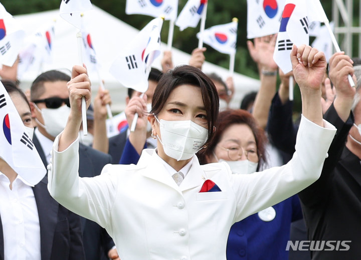 [서울=뉴시스] 윤석열 대통령 부인 김건희 여사가 지난달 15일 서울 용산 대통령실 잔디마당에서 열린 제77주년 광복절 경축식에서 만세 삼창을 하고 있다. (사진=대통령실 제공) 2022.08.15. photo@newsis.com