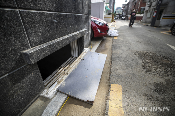 [서울=뉴시스] 정병혁 기자 = 서울시내 반지하 주택의 모습. 2022.11.30. jhope@newsis.com