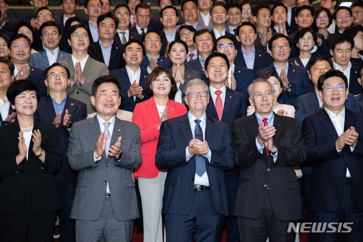 [서울=뉴시스] 고범준 기자 = 김진표 국회의장과 빌 게이츠 마이크로소프트(MS)의 공동 창업자이자 '빌 앤드 멀린다 게이츠 재단' 공동 이사장 등 참석한 의원들이 16일 오전 서울 여의도 국회에서 기념촬영을 하고 있다. (공동취재사진) 2022.08.16. photo@newsis.com