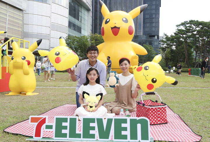 [서울=뉴시스] 김근수기자 = 편의점 세븐일레븐이 포켓몬코리아와 함께 서울 송파구 롯데월드타워 광장에 16일부터 다음달 12일 까지 15미터 대형 피카츄 아트벌룬과 함께 포켓몬 주제로 플레이존을 조성한다. 16일 오전 서울 송파구 롯데월드타워 광장에서 모델들이 피카츄 아트벌룬 앞에서 포즈를 취하고 있다. 2022.08.16. ks@newsis.com