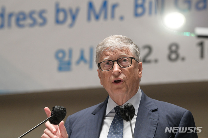 [서울=뉴시스] 고범준 기자 = 빌 게이츠 마이크로소프트(MS)의 공동 창업자이자 '빌 앤 멜린다 게이츠 재단' 공동 이사장이 16일 오전 서울 여의도 국회에서 '코로나19 및 미래 감염병 대응·대비를 위한 국제공조의 중요성과 대한민국의 리더십'을 주제로 연설을 하고 있다. (공동취재사진) 2022.08.16. photo@newsis.com