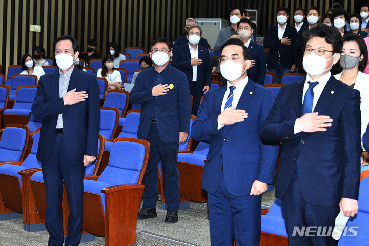 [서울=뉴시스] 고범준 기자 = 우상호 더불어민주당 비상대책위원장 등 의원들이 16일 서울 여의도 국회에서 열린 의원총회에서 국민의례를 하고 있다. (공동취재사진) 2022.08.16. photo@newsis.com