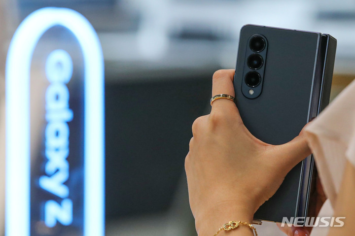 [서울=뉴시스] 권창회 기자 = 지난 8월 서울 서초구 삼성전자 딜라이트에서 고객들이 '갤럭시Z폴드4'와 '갤럭시Z플립4'를 살펴보고 있다. 2022.08.16. kch0523@newsis.com