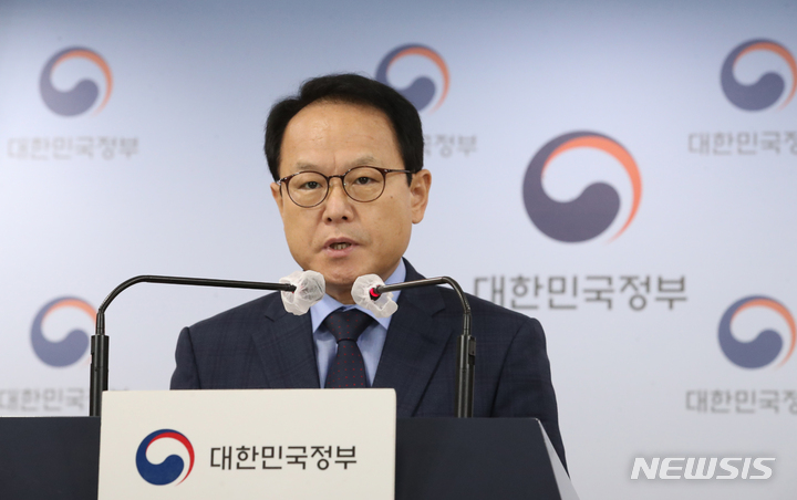 [서울=뉴시스] 김명원 기자 = 김승호 인사혁신처장이 서울 종로구 정부서울청사에서 공무원 채용·교육·평가·보상 등 인사체계 전반 개선하는 '공직문화 혁신 기본 계획' 발표를 하고 있다. 2022.08.17. kmx1105@newsis.com