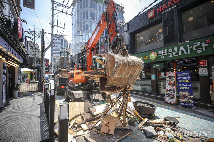 [서울=뉴시스] 정병혁 기자 = 16일 오후 서울 동작구 총신대입구역 인근 수해 피해 현장에서 동작구 수해 복구 지원 관계자들이 굴삭기를 동원해 복구 작업을 하고 있다. 2022.08.16. jhope@newsis.com