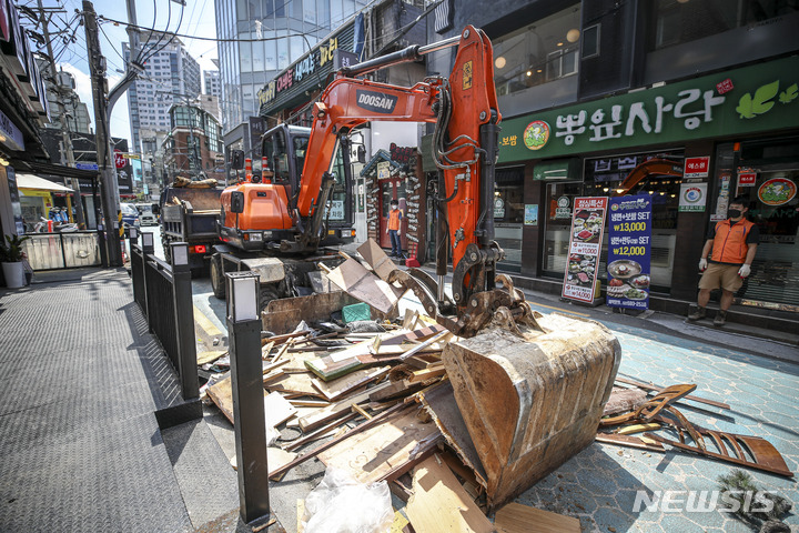 [서울=뉴시스] 정병혁 기자 = 지난 16일 오후 서울 동작구 총신대입구역 인근 수해 피해 현장에서 동작구 수해 복구 지원 관계자들이 굴삭기를 동원해 복구 작업을 하고 있다. 2022.08.16. jhope@newsis.com