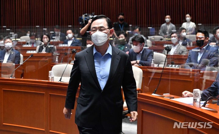 [서울=뉴시스] 고범준 기자 = 주호영 국민의힘 비상대책위원장이 16일 서울 여의도 국회에서 열린 국민의힘 의원총회에서 발언대로 향하고 있다. (공동취재사진) 2022.08.16. photo@newsis.com