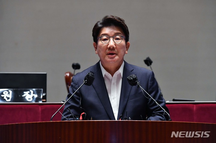 [서울=뉴시스] 고범준 기자 = 권성동 국민의힘 원내대표가 16일 서울 여의도 국회에서 열린 국민의힘 의원총회에서 발언하고 있다. (공동취재사진) 2022.08.16. photo@newsis.com