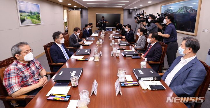 [과천=뉴시스] 사진공동취재단 = 검찰총장후보추천위원회 위원장을 맡은 김진태 전 검찰총장이 16일 오후 경기 과천시 법무부 청사에서 열린 후보추천위 회의에서 모두발언을 하고 있다. 2022.08.16. photo@newsis.com