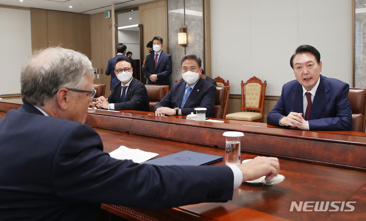 [서울=뉴시스] 홍효식 기자 = 윤석열 대통령이 16일 서울 용산 대통령실 청사에서 마이크로소프트(MS) 창업자인 빌 게이츠 '빌&멜린다 게이츠 재단' 공동 이사장을 접견하고 있다. 2022.08.16. yesphoto@newsis.com