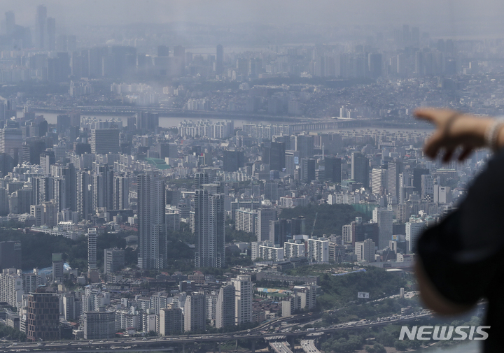 [서울=뉴시스] 김근수 기자 = 정부가 향후 5년간 전국에 주택 270만호를 공급하고 활력 제고, 공공 지원, 주택품질 제고 등을 위한 '국민 주거안정 실현방안'을 발표했다. 16일 오후 서울 송파구 롯데월드타워 전망대 서울스카이에서 아파트들이 보이고 있다. 2022.08.16. ks@newsis.com