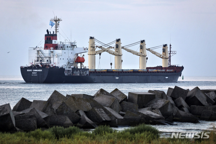 [오데사(우크라이나)=AP/뉴시스]16일(현지시간) 유엔 전세 화물선 브레이브 커맨더호(號)가 우크라이나 오데사 피브데니항에서 밀 2만3000t을 싣고 출항하고 있다. 2022.08.16.