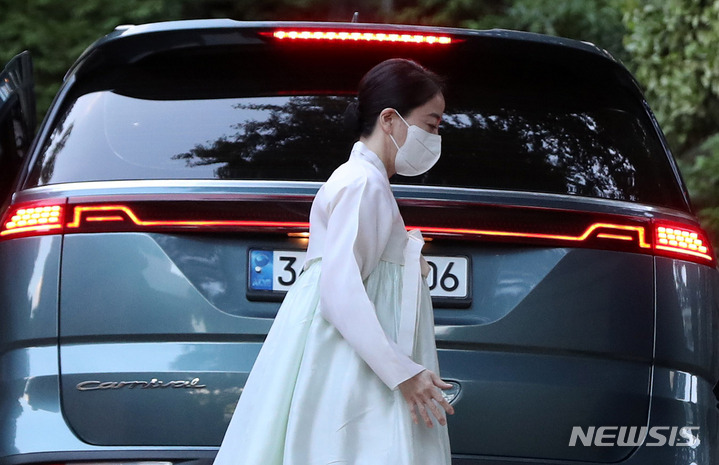 [서울=뉴시스] 추상철 기자 = 정대선 HN 사장의 부인 노현정 전 아나운서가 16일 오후 서울 종로구 고 정주영 명예회장의 옛 청운동 자택에서 고 변중석 여사 15주기 제사에 참석하고 있다. 2022.08.16. scchoo@newsis.com