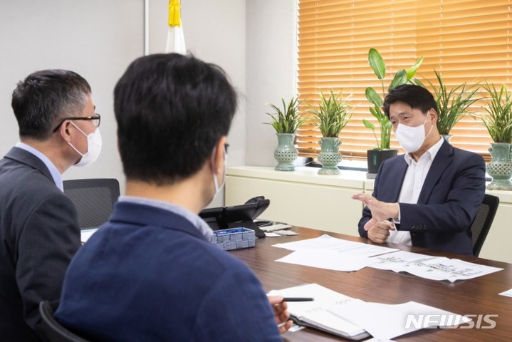 [인천=뉴시스] 이루비 기자 = 강범석 인천 서구청장(맨 오른쪽)이 김연중 한국토지주택공사(LH) 청라영종사업단장과 만나 청라 시티타워 사업의 정상화를 촉구하고 있다. (사진=서구 제공) 2022.08.17. photo@newsis.com *재판매 및 DB 금지