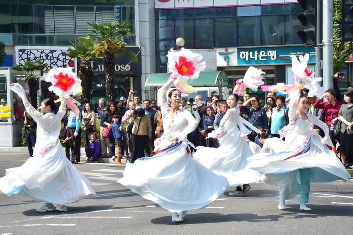 [진주=뉴시스]2018년 진주개천예술제 기간 열린 전국 가장행렬경진대회 모습. *재판매 및 DB 금지